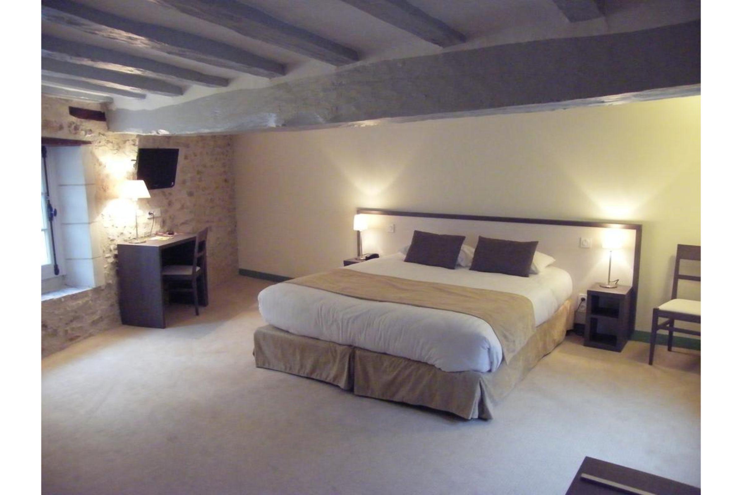Hotel Logis Restaurant Le Puits Dore Richelieu