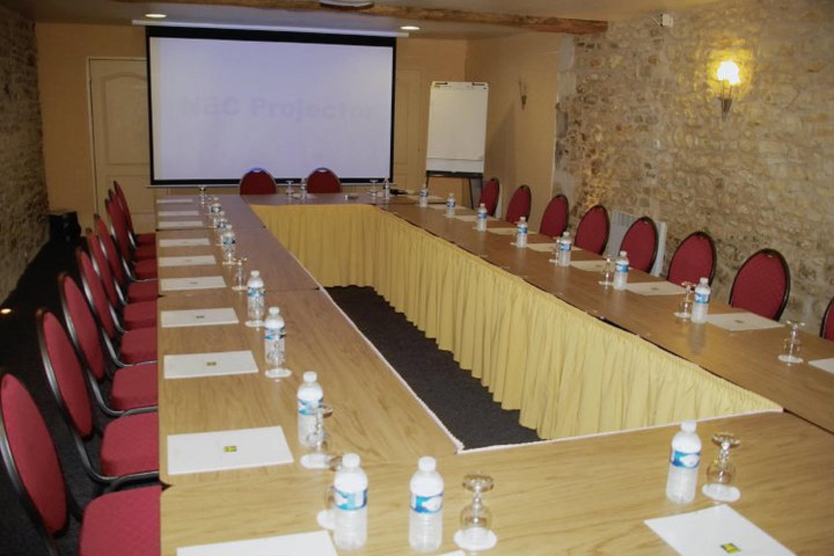 Hotel Logis Restaurant Le Puits Dore Richelieu