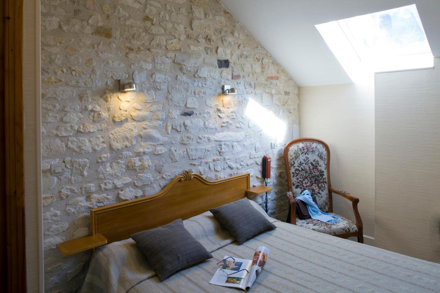 Hotel Logis Restaurant Le Puits Dore 3*