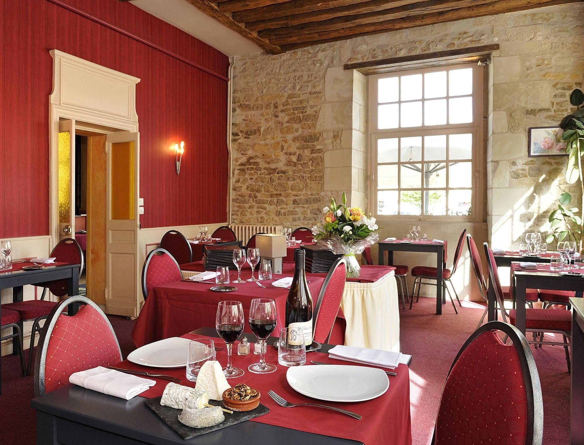 Logis Restaurant Le Puits Dore Richelieu