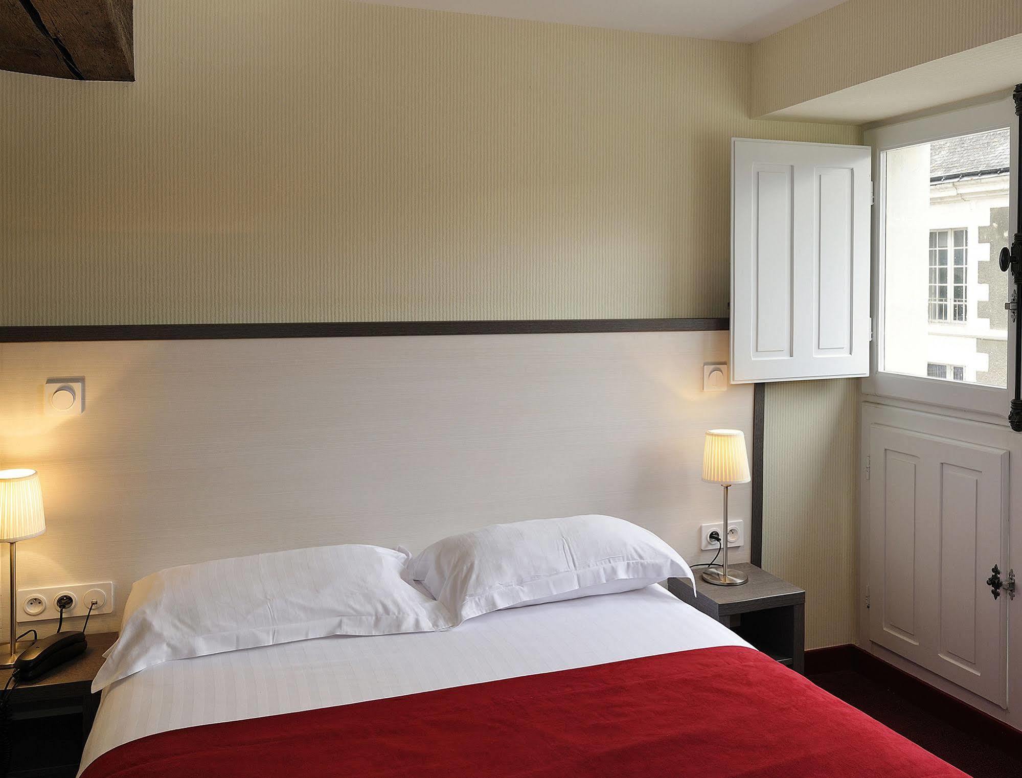 Hotel Logis Restaurant Le Puits Dore