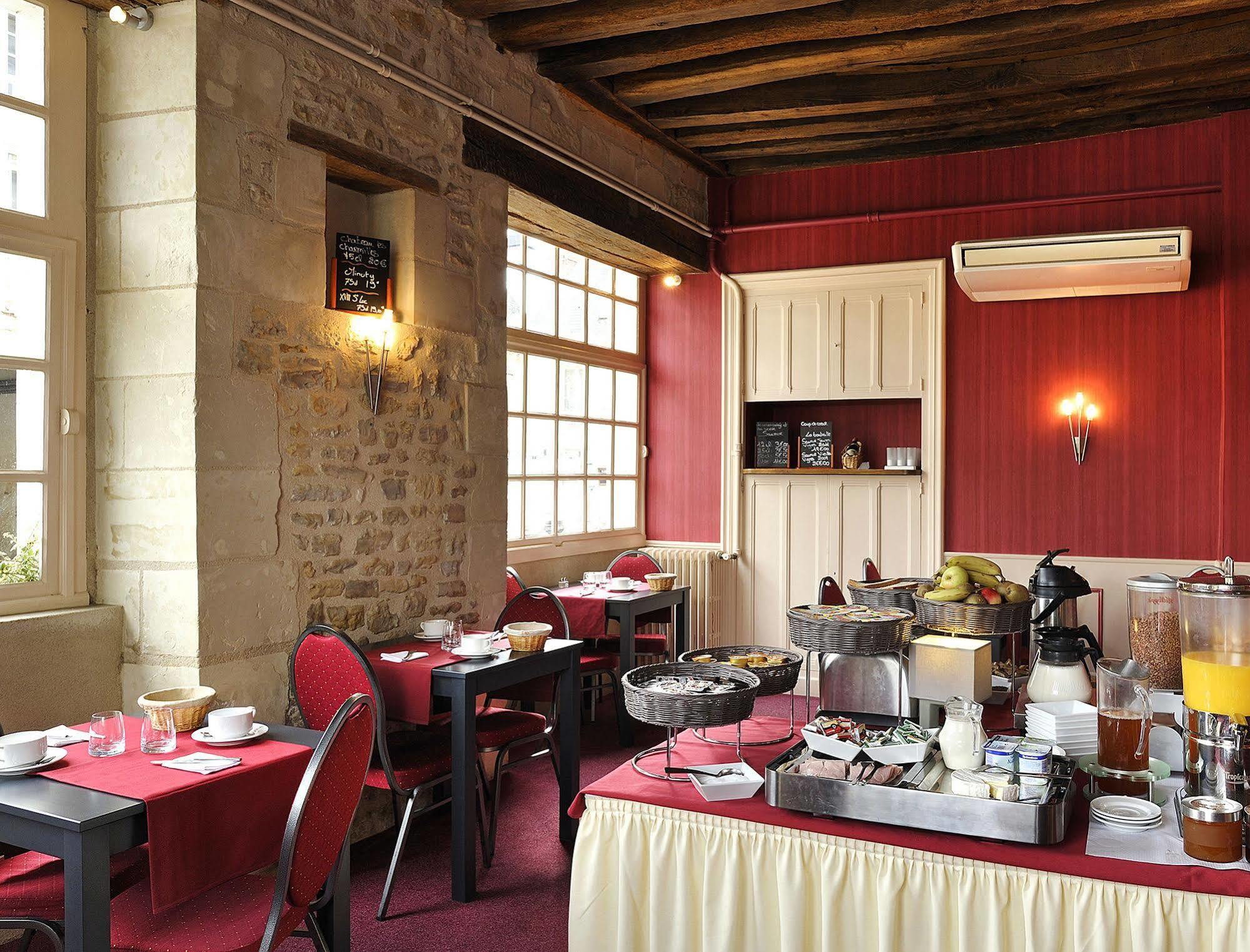 Hotel Logis Restaurant Le Puits Dore 3*