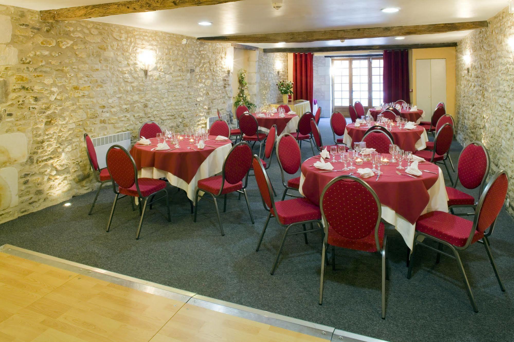 Logis Restaurant Le Puits Dore Richelieu